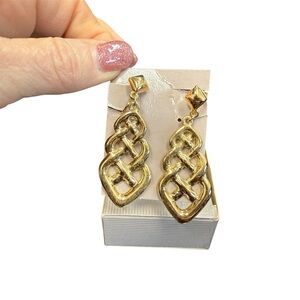 Avon “Polished Weave”  Goldtone clip  Earrings vintage 1987 NIB